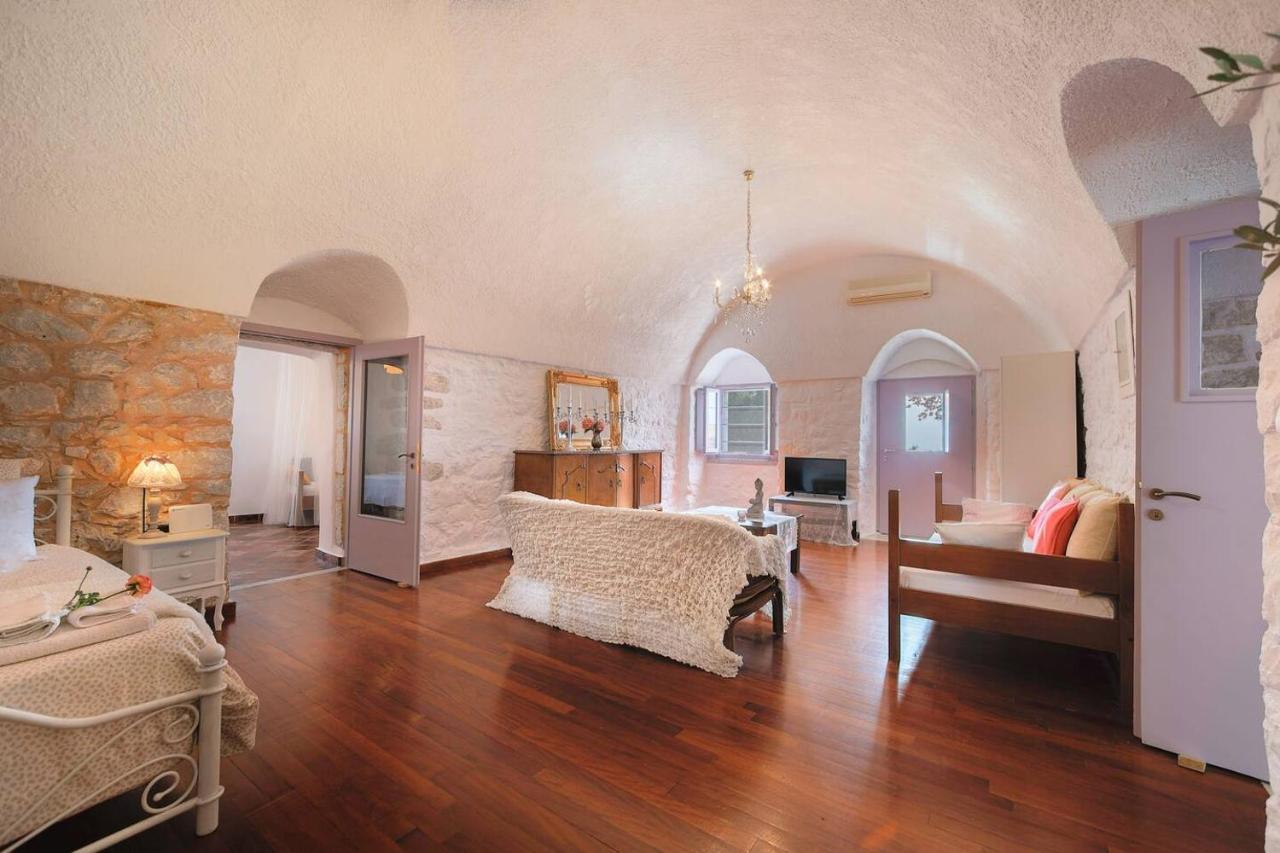 Iliana'S House - Spacious Cave House In The Center Of Areopolis 외부 사진